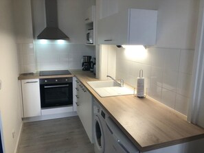 ثلاجة، ميكروويف، فرن، موقد طهي مسطح