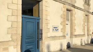 Un edificio con una puerta azul y un letrero que dice "Residence La Fayette".