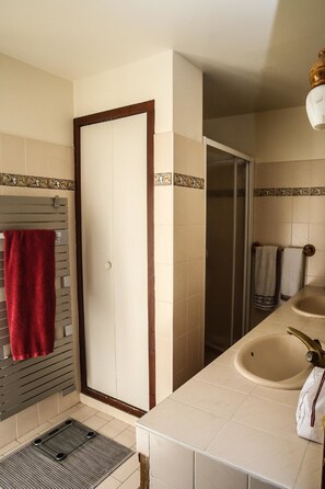 Dusche, Haartrockner, Handtücher, Seife