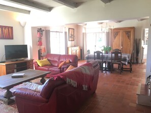 TV, fireplace