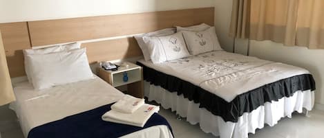 Quarto triplo | Frigobar, Wi-Fi de cortesia, roupa de cama