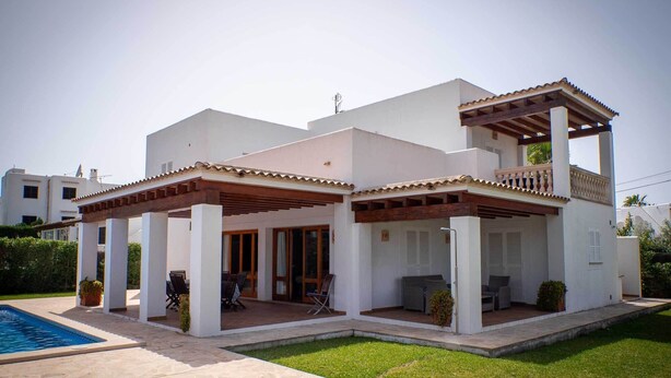 A modern two-story house with a covered patio, a swimming pool, and a well-maintained lawn. - Spacious Villa in Cala D'or Marina  (Cala D'or)
