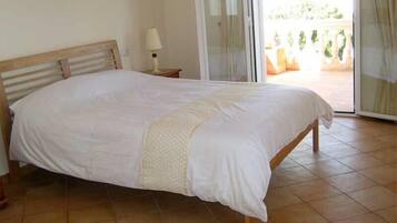 4 slaapkamers, een kluis op de kamer, een strijkplank/strijkijzer