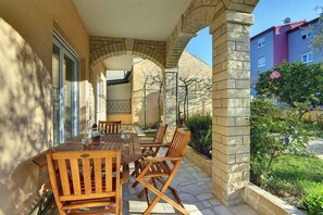 Outdoor dining - Holiday apartment with air conditioning (Pula)