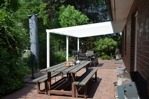 Outdoor dining - Cottage for 12 people near the river in Kleinwörden (Hechthausen) (Hechthausen)