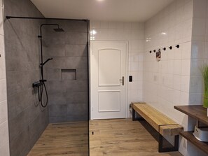 Baignoire, sèche-cheveux, bidet, serviettes fournies