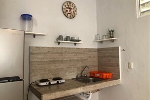 Refrigerador, microondas y utensilios de cocina