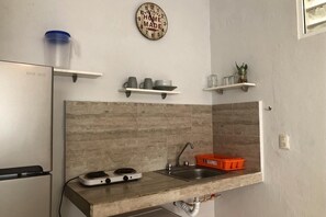 Kühlschrank, Mikrowelle, Kochgeschirr/Geschirr/Besteck