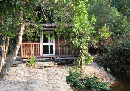 Charmant bungalow en bois au bord de la rivière, respectueux de l’environnement.