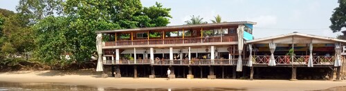 Charming wooden bungalow by the river, environmentally friendly.