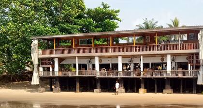 Charming wooden bungalow by the river, environmentally friendly.