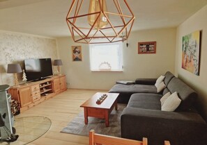 スマートテレビ、暖炉、書庫