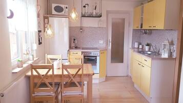 Kühlschrank, Mikrowelle, Herdplatte, Geschirrspüler