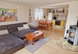 スマートテレビ、暖炉、書庫