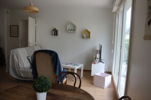 Télévision, jeux vidéo, lecteur de DVD, livres