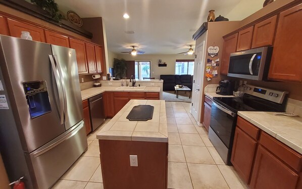 Kühlschrank, Mikrowelle, Ofen, Herdplatte