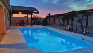 Una piscina al aire libre