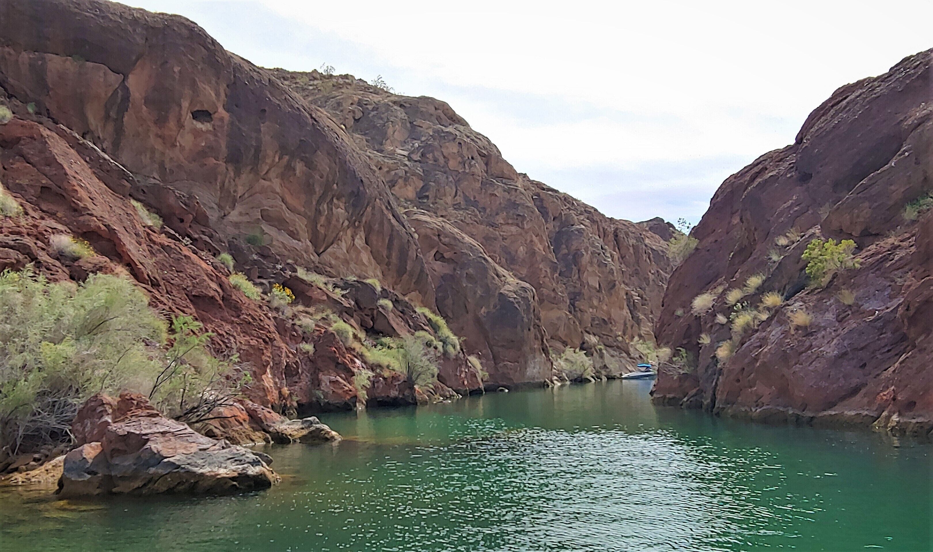Un canyon traversé par une rivière.
