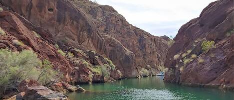 Un canyon traversé par une rivière.