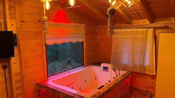 Mountain View Room with Jacuzzi | Minibar, free WiFi, bed sheets