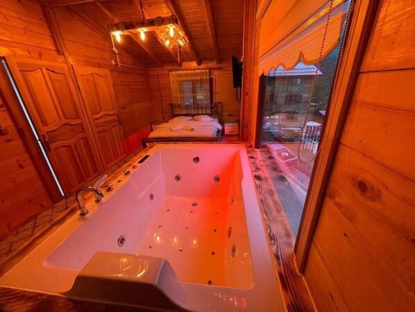 Mountain View Room with Jacuzzi | Minibar, free WiFi, bed sheets - Ayder Ardic Apart (Rize)