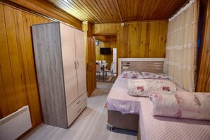 Quarto casal conforto, 1 cama de casal, vista para a montanha | Frigobar, Wi-Fi de cortesia, roupa de cama