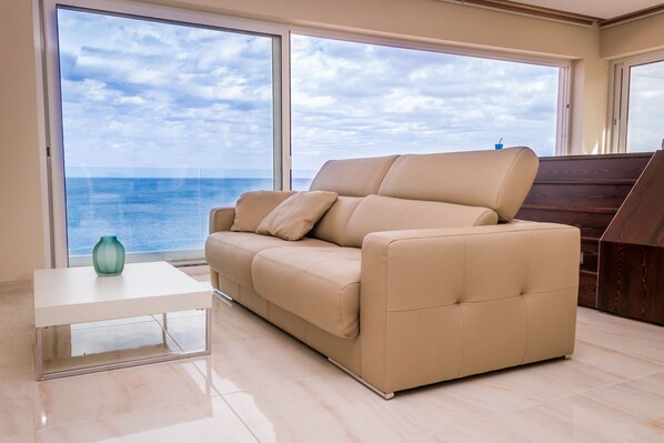 Téléviseur connecté, sélection de musique, sélection de films