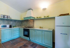 Fridge, oven, stovetop, cookware/dishes/utensils