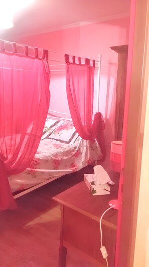 3 chambres, bureau, fer et planche à repasser