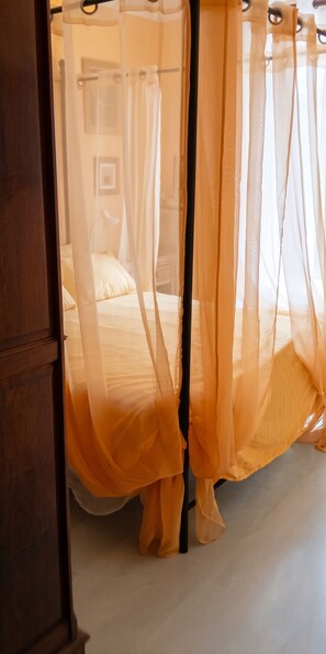 Un lit à baldaquin.