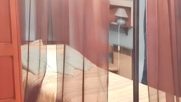 4 slaapkamers, een bureau, een strijkplank/strijkijzer