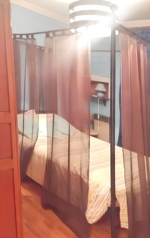 4 habitaciones, escritorio y tabla de planchar con plancha