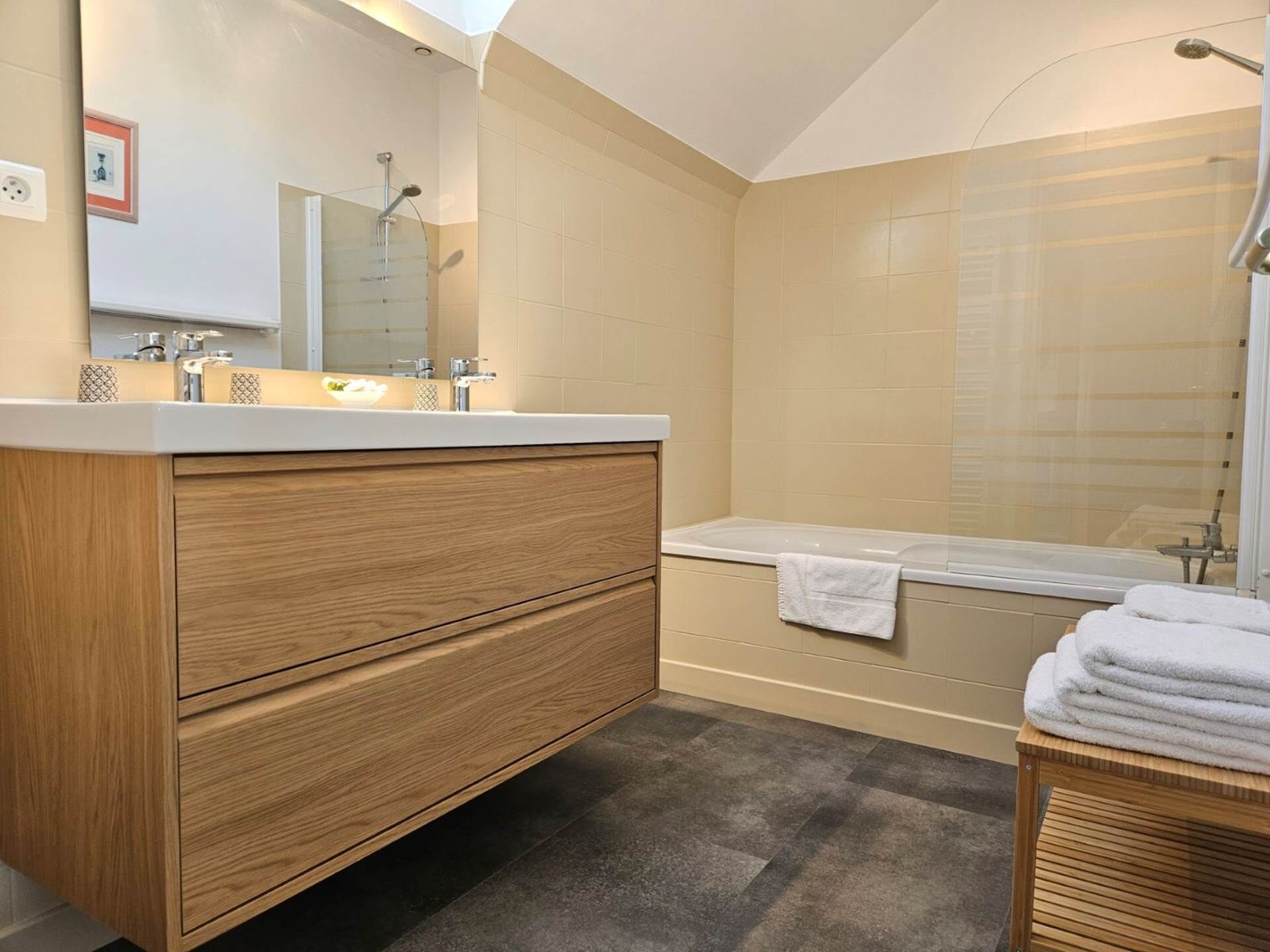 Een bad, een haardroger, handdoeken, zeep