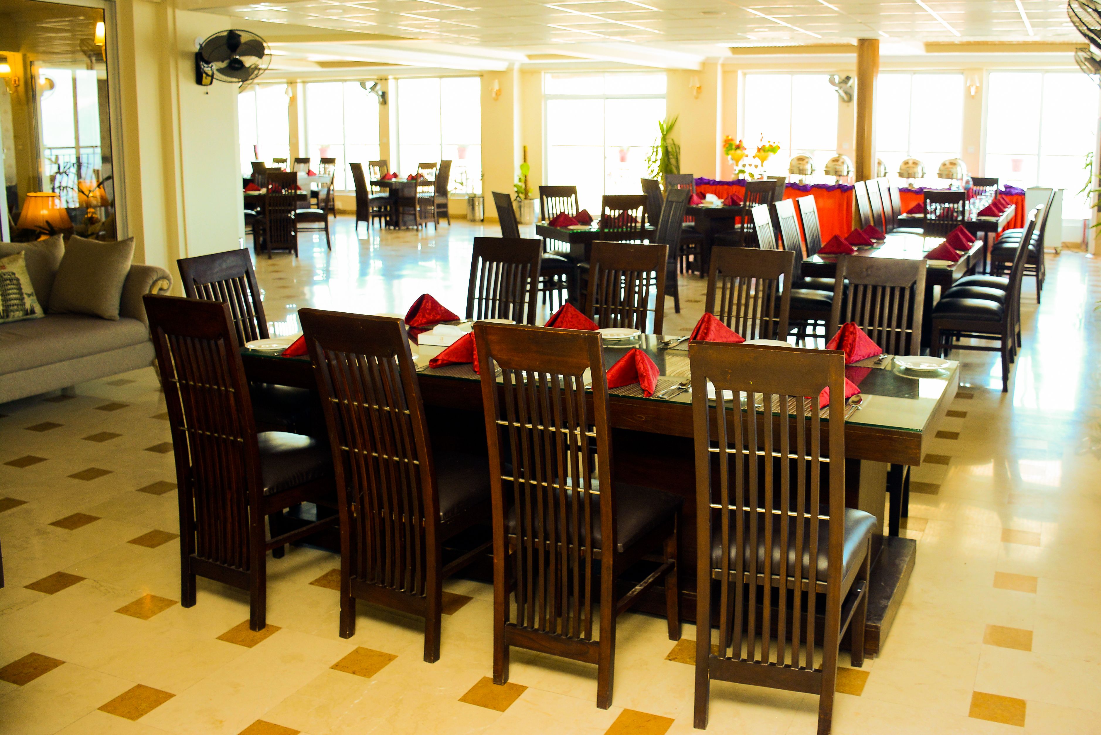 2 restaurants, breakfast, dinner served; local and international cuisine