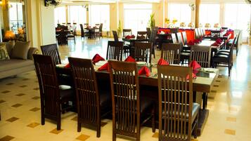 2 restaurants, breakfast, dinner served; local and international cuisine