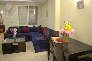 Junior-Suite, 1 King-Bett, Bergblick | Wohnbereich | Flachbildfernseher