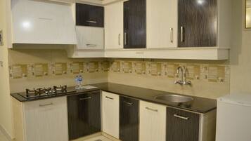 Junior Suite, 1 King Bed, Mountain View | Private kitchenette | Electric kettle