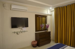 Junior Suite, 1 King Bed, Mountain View | Premium bedding, individually decorated, individually furnished, desk - Holiday Grand Resort Bhurban (Bhurban)