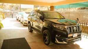 Um SUV preto com revestimento personalizado estacionado em uma garagem coberta.
