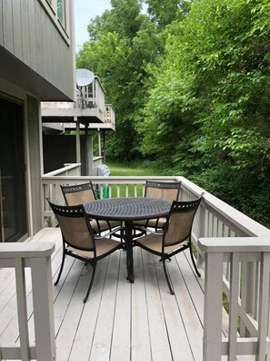 Outdoor dining - 2BR 2BA + 3rd BR loft cozy end unit lakefront townhome comfortably sleeps 6! (Galena)