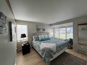 3 bedrooms, desk, iron/ironing board, travel cot - 2BR 2BA + 3rd BR loft cozy end unit lakefront townhome comfortably sleeps 6! (Galena)