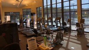 A gym with treadmills, stationary bikes, and elliptical machines. - 2BR 2BA + 3rd BR loft cozy end unit lakefront townhome comfortably sleeps 6! (Galena)