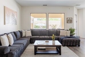 Fernseher, Kamin, Tischtennisplatte, Arbeitsbereiche