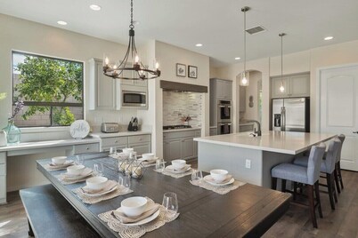 Walk to Festivals From a Modern Dream House Near La Quinta