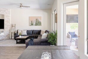 Fernseher, Kamin, Tischtennisplatte, Arbeitsbereiche