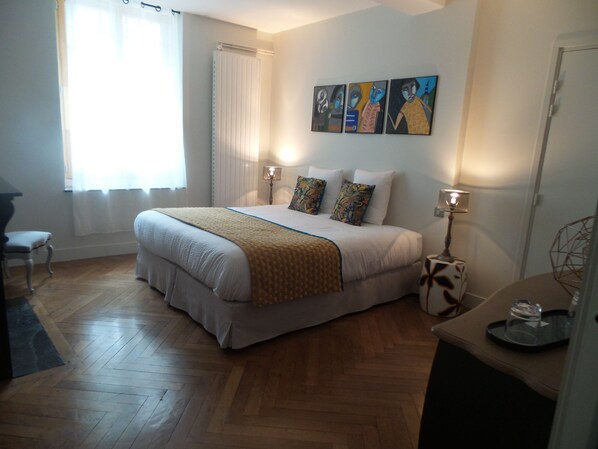 Kamer, 1 twee- of 2 eenpersoonsbedden, toegankelijk voor mindervaliden, en-suite badkamer (Tango) | 1 slaapkamer, geluiddichte muren, gratis wifi