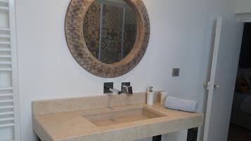 Standard Double or Twin Room, Ensuite, Courtyard View (Samba) | Bathroom