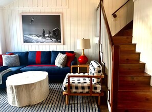 Una televisión, una chimenea, libros, una videoteca