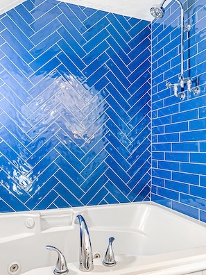 Combined shower/tub, hair dryer, bidet, towels