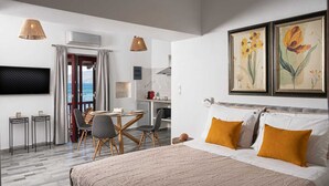 Ein modernes Hotelzimmer mit Bett, Schreibtisch und Meerblick.